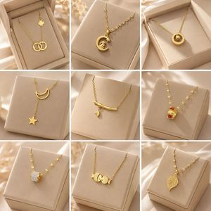 Collier ras du cou unisexe tendance minimaliste en acier inoxydable plaqué or 18 carats avec pendentif cœur papillon et chaîne à maillons - Product Image 4
