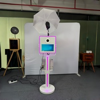 Photomaton vertical SLR avec contrôle tactile WiFi, écran tactile 15,6 pouces à angle réglable, barre lumineuse LED, design technologique, boîtier métallique