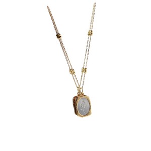 Collana da Donna in Acciaio Inossidabile <span class=keywords><strong>con</strong></span> Ciondolo a Quadrato Magico Inciso, Catena <span class=keywords><strong>con</strong></span> Perline Placcata Oro e Piccolo Specchietto Integrato - Product Image 4