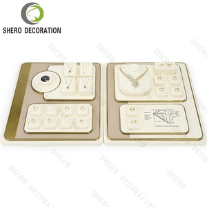 Kit de exhibición de joyería de microfibra color crema personalizado con borde metálico, accesorios premium para exhibición de joyería. - Product Image 5