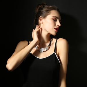 Collana robusta <span class=keywords><strong>di</strong></span> dichiarazione del Choker <span class=keywords><strong>di</strong></span> cristallo <span class=keywords><strong>di</strong></span> fascino della lega rotonda curva dei gioielli degli accessori della <span class=keywords><strong>donna</strong></span> - Product Image 6