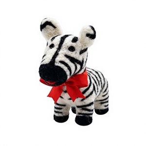 Adorno Navideño de Pared con Diseño de Zebra Blanca Tejida a Mano con Lana 100% Certificada Ecológica, Cinta Roja y Animal de Dibujos Animados para Interiores - Product Image 3