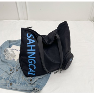 <span class=keywords><strong>Nunca</strong></span> más pierdas tus auriculares con esta bolsa de mano para auriculares, una bolsa de nailon duradera y una espaciosa bolsa de mano grande. - Product Image 5