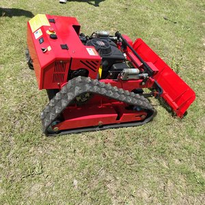 Tondeuse à gazon KC-600, moteur puissant, coupe efficacement l'herbe avec performance. Conception de piste pour terrains inégaux - Product Image 3