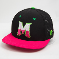 Gorra de béisbol OEM de dos tonos elástica con visera plana, parte frontal rígida de buckram, ventilación lateral con orificios cortados a láser y múltiples logotipos, estilo streetwear.