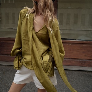 Ensemble 2 pièces vert olive personnalisé pour femme : Blouse ample à col en V, manches lanternes, poignets élastiques et haut transparent, idéal pour les vacances - Product Image 2