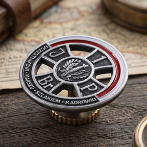 Spille in metallo in <span class=keywords><strong>lega</strong></span> di zinco placcate argento antico, rotonde, intagliate, smaltate, con logo personalizzato e chiusura a vite filettata - Product Image 3