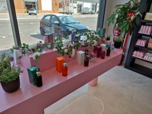 B100-96 Fakhar, Perfume en Spray de 35 ml, Fragancia Floral Amaderada Fresca, Hecho en China - Product Image 3