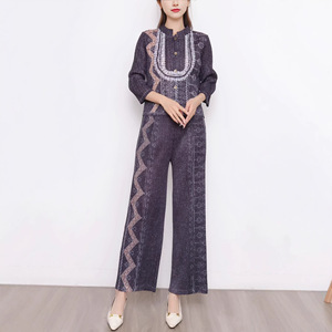 Ensemble décontracté plissé en jean style ethnique Miyake : Haut et pantalon large taille plus – Vêtements pour femmes grandes tailles en gros - Product Image 1