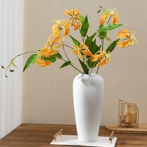 Fleur artificielle de lys Gloriosa à trois têtes en soie, idéale pour la décoration intérieure et les accessoires de photographie de mariage - Product Image 3