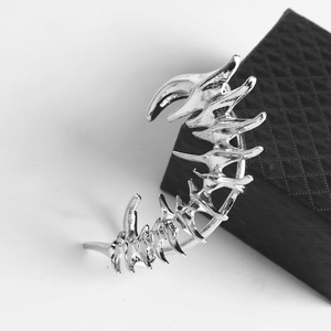 3 pièces de boucles d'oreilles à clip en forme d'os de dragon punk <span class=keywords><strong>pour</strong></span> femmes, sans perçage, bijoux de rue hip-hop, anneau et bracelet - Product Image 5