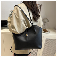 Sac fourre-tout texturé grande capacité pour femme avec bandoulière unique et accent ceinture en cuir style western décontracté