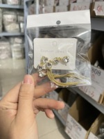 Orecchini di Lusso con Tre Zirconi a Forma di Cuore e Nappine, in Lega, Trendy, Femminili ed Eleganti
