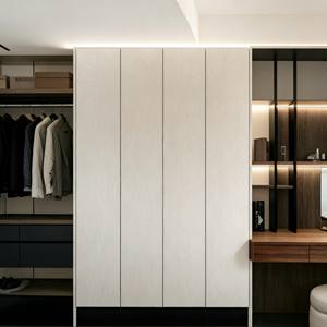 Dressing moderne sur mesure avec panneaux en cuir et cloison en verre, armoire éclairée par LED intégrée avec rangement de coiffeuse pour chambre à coucher - Product Image 3