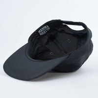 Gorra Yukaihe de 5 Paneles, 100% Nailon, con Logotipo Bordado, Estilo Snapback, Visera Ligeramente Curvada, Unisex
