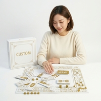 Jeu de société de luxe personnalisé blanc et or, ensemble de table de stratégie de luxe avec dés métalliques et jetons dorés pour fêtes de famille Carbon Impact