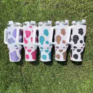 Gobelet isotherme 40 oz motif vache chocolatée avec poignée et paille, idéal pour boissons chaudes et froides - Product Image 2