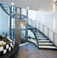 Escalier intérieur incurvé de luxe Prima, en bois poli sur mesure, pour grand hall d'entrée