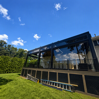 Pergola bioclimatique motorisée de luxe moderne en aluminium thermolaqué avec toit rétractable pour jardin, patio et balcon extérieur