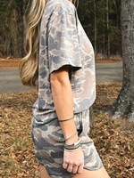 Ensemble chemise et short camouflage multicolore pour femme, imprimé par sublimation, manches courtes, cordon de serrage à la taille, idéal pour l'été – Vente en gros