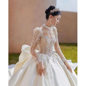 Robe de mariée de luxe 2026 à col illusion et manches longues, en satin et dentelle avec appliques perlées, style robe de bal – Grande vente en Afrique - Product Image 2