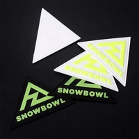 Vêtement personnalisé 3D en relief avec logo de marque étiquettes lumineuses en caoutchouc PVC souple patchs et insigne