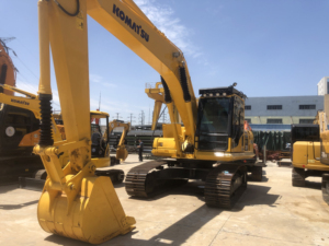 รถขุดไฮดรอลิกแบบตีนตะขาบ Komatsu PC200 คุณภาพสูง 20 ตัน มือสองจากญี่ปุ่น ราคาถูก พร้อมบุ้งกี๋ขนาด 1.2 เมตร กำลัง 195 กิโลวัตต์ - Product Image 3