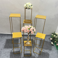 Vente en gros de 4 porte-fleurs en or, centres de table carrés en métal de 23.6 pouces de haut pour décoration de table de réception de mariage