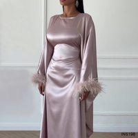 Islamische Kleidung Neues Design Schmetterlings-Abaya Dubai-Stil Satin Geschlossene Abaya Muslimische Damenkleider mit Federnärmeln