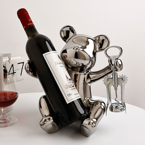 2026 Vente en gros Meuble à <span class=keywords><strong>vin</strong></span> de luxe haut de gamme en forme d'ours, style animalier créatif, émaillé rouge, ornement décoratif lumineux pour salon et maison - Product Image 2