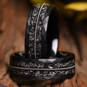 Anneau de guitare en acier tungstène martelé plaqué <span class=keywords><strong>noir</strong></span> de 8 mm de large en carbure de tungstène OEM pour alliance, cadeau pour femme et homme - Product Image 5