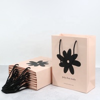 Emballage cadeau boutique classique avec logo personnalisé, petit sac en papier rose avec poignée en ruban
