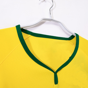 Camiseta de Fútbol Retro Clásica de Brasil 2014 al por Mayor, de Alta Calidad, Personalizable con Número y Escudo para Fanáticos, Transpirable, de Manga Corta con Transferencia Térmica - Product Image 4