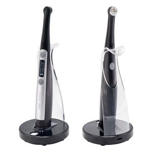 La <span class=keywords><strong>lampe</strong></span> de durcissement en résine de lumière de polymérisation dentaire de dauphin noir tourne <span class=keywords><strong>à</strong></span> 360 ° la <span class=keywords><strong>lampe</strong></span> de photopolymérisation dentaire Resina <span class=keywords><strong>lampe</strong></span> UV <span class=keywords><strong>lampe</strong></span> de dentisterie - Product Image 1