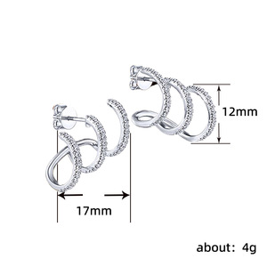 Orecchini a Perno Curvi a Tre Punte Unisex, Gioielli Minimalisti alla Moda per Uso Quotidiano, Vendita all'Ingrosso - Product Image 3