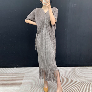 Vestido Miyake plisado 2026, nuevo, con cuello en V, borlas, mangas largas, estilo elegante y falda plisada sencilla. - Product Image 3
