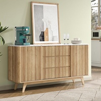 Buffet en bois massif rainuré de 62 pouces de large avec portes coulissantes, 3 tiroirs, étagère réglable, prise électrique, meuble moderne de style mid-century pour la maison