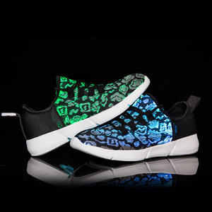 Zapatillas <span class=keywords><strong>de</strong></span> deporte LED para niños que brillan en la oscuridad con USB con luz <span class=keywords><strong>de</strong></span> fibra óptica luminosa recargable al por mayor para mujeres, festivales y bailes - Product Image 2