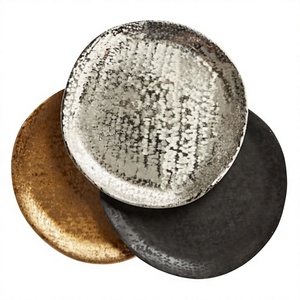 Assiettes de présentation rondes en métal émaillé pour la maison et les mariages - Product Image 1