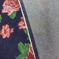 Tissu en denim imprimé coloré, 100% coton, 100 oz, adapté à la confection de pantalons, jupes et vestes pour femmes.