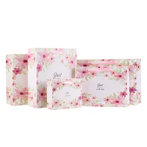 Sacchetto di imballaggio regalo di lusso di san valentino sacchetto di carta regalo con manico di design personalizzato all'ingrosso di fiori di moda fantasia