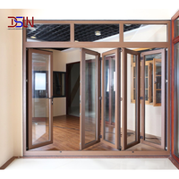 Porte patio bi-pliante moderne en aluminium à rupture de pont thermique avec double vitrage feuilleté, coupe-vent et écoénergétique pour cour intérieure