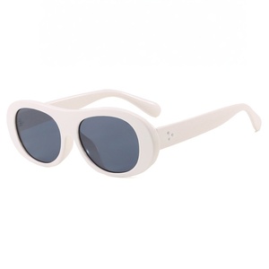 Lunettes de soleil rétro pour femmes en PC, légères, verres UV400, monture complète ronde, rouge et gris, forme personnalisée – Vente chaude usine - Product Image 5