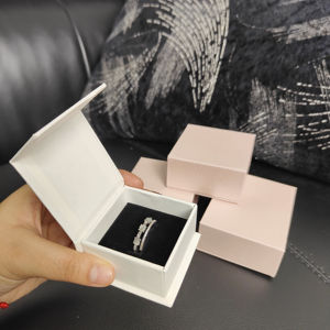 Caja de Joyería Beige de Boutique |   Estuche Magnético <span class=keywords><strong>con</strong></span> Espuma y Bolsas Protectoras |   Fabricante de Calidad - Product Image 4