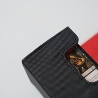 Boîte de rangement pour cartes PU à chargement latéral horizontal avec doublure rouge pour le stockage de cartes TCG