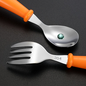 Juego de tenedor y cuchara portátiles de acero inoxidable 304 para bebés con estuche de 0 a 12 meses - Product Image 3