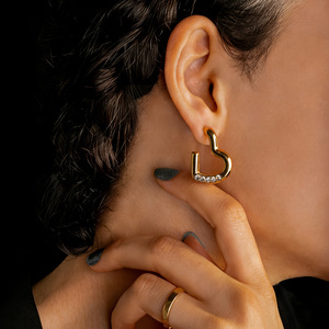 Pendientes de botón con forma de corazón, chapados en oro de 18k, con engaste de bisel e incrustaciones de diamantes, para uso diario. - Product Image 1