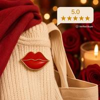 Broche en émail souple 2D motif baiser de lèvres, lèvres rouges, bijoux de la Saint-Valentin, épingles de revers en gros, badges métalliques personnalisés, usine OEM