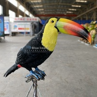 Sculpture d'oiseau toucan animatronique réaliste, décoration de parc à thème tropical intérieur, statue de toucan en mousse pour exposition intérieure