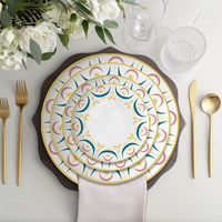 Ensemble exquis d'assiettes en céramique à motif multicolore garni d'or Designs vifs pour un décor de table de mariage enchanteur